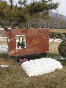 沐鸣集团是如何为著名演员李媛媛打造名人艺术墓碑的？