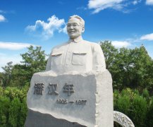 瞻仰潘汉年雕像：追寻英雄足迹